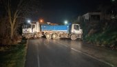 ИЗМЕШТЕНА БАРИКАДА КОД ЛЕПОСАВИЋА: Нова барикада код Сочанице, присутан и Еулекс ИЗМЕШТЕНА БАРИКАДА КОД ЛЕПОСАВИЋА: Нова барикада код Сочанице, присутан и Еулекс