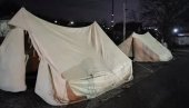SRBI POSTAVILI ŠATOR U RUDARU: Okupljeni građani odlučili da noć provedu na barikadi