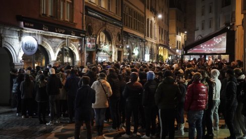 SLIKE SA ULICA FRANCUSKE: Ovako su navijači gledali utakmicu (FOTO) SLIKE SA ULICA FRANCUSKE: Ovako su navijači gledali utakmicu (FOTO)