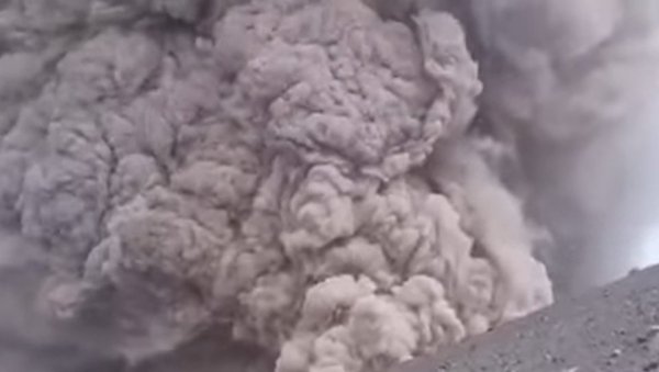 ГУСТ ОБЛАК ДИМА ПРЕКРИО ЧИЛЕ: Еруптирао вулкан, становништвно у паници (ВИДЕО) ГУСТ ОБЛАК ДИМА ПРЕКРИО ЧИЛЕ: Еруптирао вулкан, становништвно у паници (ВИДЕО)
