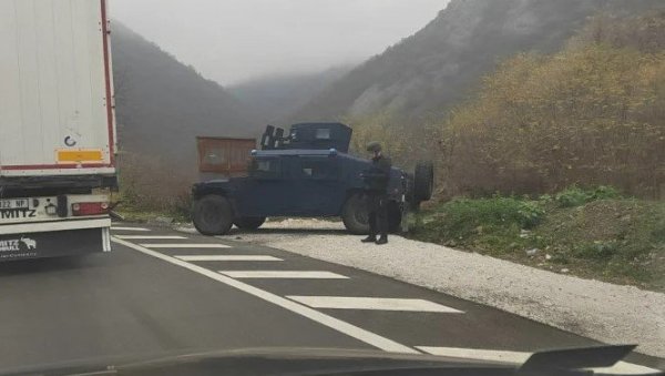 ЗБОГ КУРТИЈЕВЕ ПОЛИЦИЈЕ НЕ МОГУ ДА СЕ ВРАТЕ КУЋИ: Српски кошаркаши и одбојкаши блокирани на Јарињу ЗБОГ КУРТИЈЕВЕ ПОЛИЦИЈЕ НЕ МОГУ ДА СЕ ВРАТЕ КУЋИ: Српски кошаркаши и одбојкаши блокирани на Јарињу