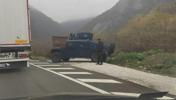 ЗБОГ КУРТИЈЕВЕ ПОЛИЦИЈЕ НЕ МОГУ ДА СЕ ВРАТЕ КУЋИ: Српски кошаркаши и одбојкаши блокирани на Јарињу