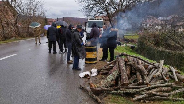 ОВАКО СРБИ ПРКОСЕ ЗИМИ НА БАРИКАДАМА: Хладноћа није спречила наш народ да устане против Куртијевог терора (ФОТО) ОВАКО СРБИ ПРКОСЕ ЗИМИ НА БАРИКАДАМА: Хладноћа није спречила наш народ да устане против Куртијевог терора (ФОТО)