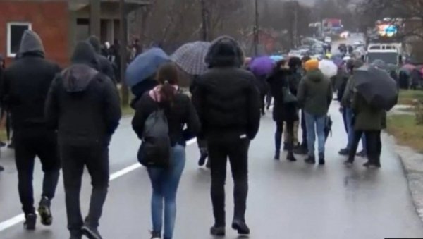 ПРОТЕСТНА ШЕТЊА У ЗУБИНОМ ПОТОКУ: Пружаћемо миран отпор докле год буде требало (ФОТО) ПРОТЕСТНА ШЕТЊА У ЗУБИНОМ ПОТОКУ: Пружаћемо миран отпор докле год буде требало (ФОТО)