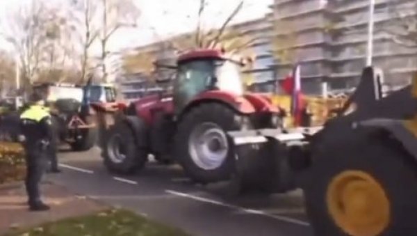 ХОЛАНДИЈА ПРИСИЛНО ЗАТВАРА 3.000 ФАРМИ: Грађани блокирају аутопутеве, спаљују сено, просипају ђубриво по путу ХОЛАНДИЈА ПРИСИЛНО ЗАТВАРА 3.000 ФАРМИ: Грађани блокирају аутопутеве, спаљују сено, просипају ђубриво по путу