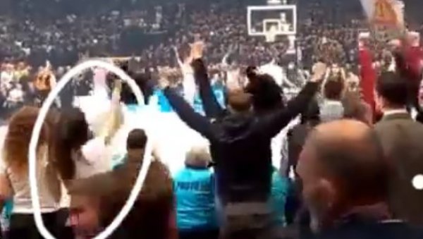 ДЕВОЈКО, ЗА КОГА ТИ НАВИЈАШ?! Навијачица Партизана пред гробарима скочила од среће на тројку Недовића за победу Звезде (ВИДЕО) ДЕВОЈКО, ЗА КОГА ТИ НАВИЈАШ?! Навијачица Партизана пред гробарима скочила од среће на тројку Недовића за победу Звезде (ВИДЕО)