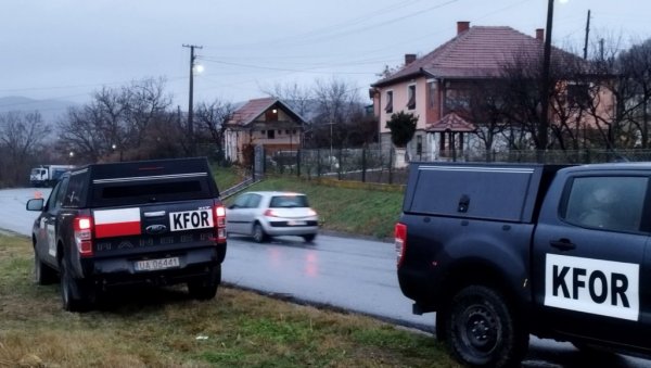 КФОР ИЗДАО САОПШТЕЊЕ: Спроводимо операције уклањања возила на путу на северу КиМ КФОР ИЗДАО САОПШТЕЊЕ: Спроводимо операције уклањања возила на путу на северу КиМ