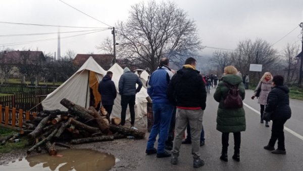 УРУЧЕНО 60 ПОЗИВА СРБИМА ЗБОГ БАРИКАДА НА СЕВЕРУ: Куртијев режим наставља са малтретирањем грађана УРУЧЕНО 60 ПОЗИВА СРБИМА ЗБОГ БАРИКАДА НА СЕВЕРУ: Куртијев режим наставља са малтретирањем грађана