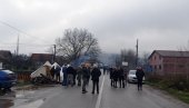 ПЕТО ЈУТРО НА БАРИКАДАМА: Само један Србин међу одборницима, појачно присуство тзв. полиције Косова ПЕТО ЈУТРО НА БАРИКАДАМА: Само један Србин међу одборницима, појачно присуство тзв. полиције Косова