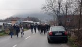 НОВОСТИ НА БАРИКАДАМА НА КИМ: Хеликоптер изнад Рудара; О ухапшеном Аџићу ни трага ни гласа (ВИДЕО) НОВОСТИ НА БАРИКАДАМА НА КИМ: Хеликоптер изнад Рудара; О ухапшеном Аџићу ни трага ни гласа (ВИДЕО)