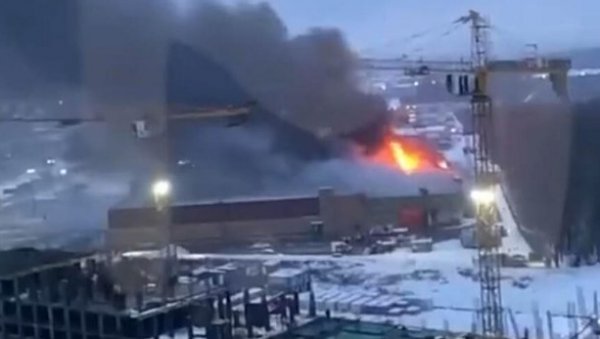 БУКНУО ПОЖАР У ТРЖНОМ ЦЕНТРУ: Урушава се кров, повређена једна особа (ВИДЕО) БУКНУО ПОЖАР У ТРЖНОМ ЦЕНТРУ: Урушава се кров, повређена једна особа (ВИДЕО)