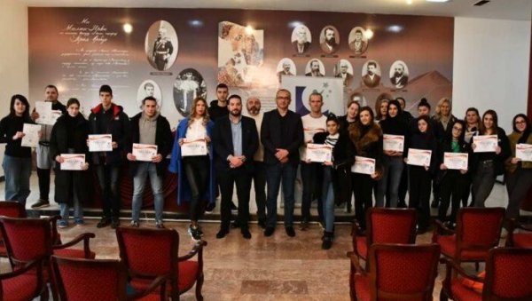 ЗАМАЈАЦ БРЖЕМ ЗАПОШЉАВАЊУ: Сертификати за полазнике програма стручног оспособљавања младих у Краљеву ЗАМАЈАЦ БРЖЕМ ЗАПОШЉАВАЊУ: Сертификати за полазнике програма стручног оспособљавања младих у Краљеву