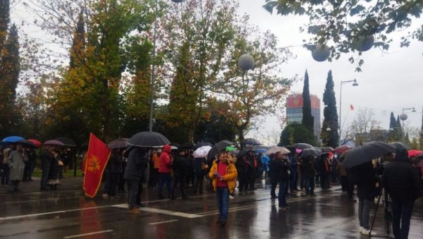 ДПС СЕ ОДРЕКАО ПРИСТАЛИЦА: ДФ о протесту у Подгорици - Мило је седео у згради поред и није му пало на памет да подржи људе ДПС СЕ ОДРЕКАО ПРИСТАЛИЦА: ДФ о протесту у Подгорици - Мило је седео у згради поред и није му пало на памет да подржи људе