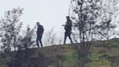 СА ДУГИМ ЦЕВИМА: Куртијеви специјалци изнад болнице у Косовској Митровици (ФОТО) СА ДУГИМ ЦЕВИМА: Куртијеви специјалци изнад болнице у Косовској Митровици (ФОТО)
