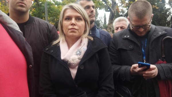 „УСТАВНИ ПУЧ ПО НАЛОГУ ИЗ БЕОГРАДА“: Драгиња Вуксановић Станковић – Нећемо дозволити окупацију Црне Горе (ВИДЕО) „УСТАВНИ ПУЧ ПО НАЛОГУ ИЗ БЕОГРАДА“: Драгиња Вуксановић Станковић – Нећемо дозволити окупацију Црне Горе (ВИДЕО)