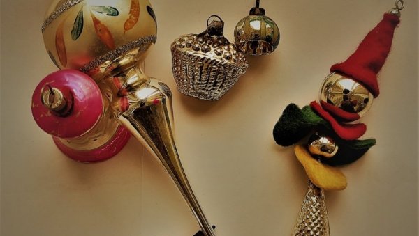 НОВОГОДИШЊИ СТАКЛЕНИ УКРАСИ: Изложба у духу празника у Народном музеју у Зрењанину НОВОГОДИШЊИ СТАКЛЕНИ УКРАСИ: Изложба у духу празника у Народном музеју у Зрењанину