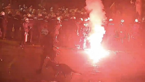 СУЗАВАЦ И КАМЕЊЕ У ПОДГОРИЦИ: Хаос испред Скупштине Црне Горе после усвајања Закона о председнику (ФОТО/ВИДЕО) СУЗАВАЦ И КАМЕЊЕ У ПОДГОРИЦИ: Хаос испред Скупштине Црне Горе после усвајања Закона о председнику (ФОТО/ВИДЕО)