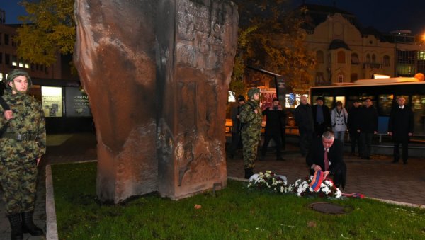 ДАЛИ СУ ЖИВОТЕ ПОМАЖУЋИ ПОСТРАДАЛИМА: Венци положени на споменик српским пилотима, погинулим у Јерменији ДАЛИ СУ ЖИВОТЕ ПОМАЖУЋИ ПОСТРАДАЛИМА: Венци положени на споменик српским пилотима, погинулим у Јерменији
