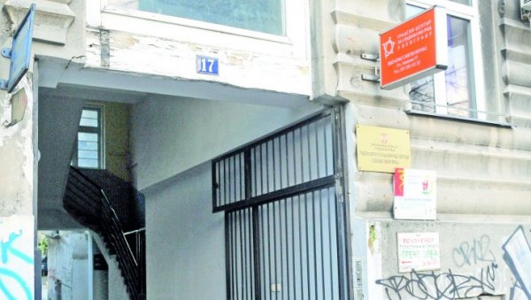 РАДИ И ДНЕВНИ ПРИХВАТНИ ЦЕНТАР: У Ломиној улици 17, код пијаце Зелени венац, бескућницима обезбеђен привремени смештај и храна РАДИ И ДНЕВНИ ПРИХВАТНИ ЦЕНТАР: У Ломиној улици 17, код пијаце Зелени венац, бескућницима обезбеђен привремени смештај и храна