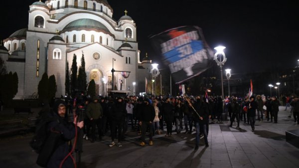 СКУП ИСПРЕД ХРАМА ЗА КОСОВО И МЕТОХИЈУ: Грађани поручили Нема предаје (ФОТО) СКУП ИСПРЕД ХРАМА ЗА КОСОВО И МЕТОХИЈУ: Грађани поручили Нема предаје (ФОТО)