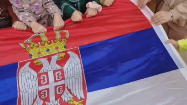 СРПСКА ДЕЦА ПОНОСНО ПЕВАЈУ НА КОСОВУ: Домовина се брани лепотом грми у вртићу у Косовској Митровици (ВИДЕО) СРПСКА ДЕЦА ПОНОСНО ПЕВАЈУ НА КОСОВУ: Домовина се брани лепотом грми у вртићу у Косовској Митровици (ВИДЕО)