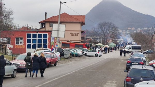 ШЕСТИ ДАН НА БАРИКАДАМА НА СЕВЕРУ КИМ: Влада Србије одлучује о слању захтева Кфору ШЕСТИ ДАН НА БАРИКАДАМА НА СЕВЕРУ КИМ: Влада Србије одлучује о слању захтева Кфору