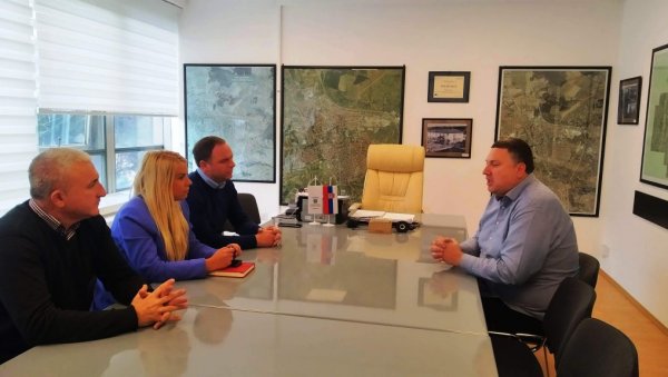 ПРИЈЕМ ЗА НАЈБОЉЕГ ПРОФЕСОРА НА СВЕТУ: Општина Параћин угостила Борка Петровића ПРИЈЕМ ЗА НАЈБОЉЕГ ПРОФЕСОРА НА СВЕТУ: Општина Параћин угостила Борка Петровића