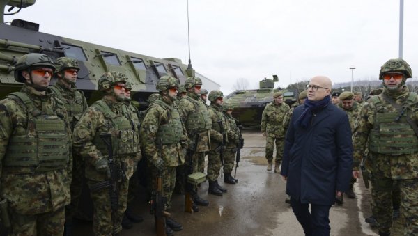 ДВА АВИОНА НАДЛЕТАЛА КАСАРНУ: Министар одбране Милош Вучевић и начелник Генералштаба ВС обишли јединице у Куршумлији (ФОТО) ДВА АВИОНА НАДЛЕТАЛА КАСАРНУ: Министар одбране Милош Вучевић и начелник Генералштаба ВС обишли јединице у Куршумлији (ФОТО)