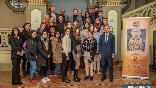 ПОДРШКА ЗНАЊУ: У Зрењанину додељене светосавске стипендије најбољим студентима и ученицима (ФОТО) ПОДРШКА ЗНАЊУ: У Зрењанину додељене светосавске стипендије најбољим студентима и ученицима (ФОТО)