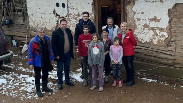 ПОРОДИЦА РАШКОВИЋ РАСПЛАКАЛА СРБИЈУ, САДА СТИГЛА ПОМОЋ: Држава обећала да ће бити уз њих, обезбедиће боље услове за одрастање и школовање ПОРОДИЦА РАШКОВИЋ РАСПЛАКАЛА СРБИЈУ, САДА СТИГЛА ПОМОЋ: Држава обећала да ће бити уз њих, обезбедиће боље услове за одрастање и школовање