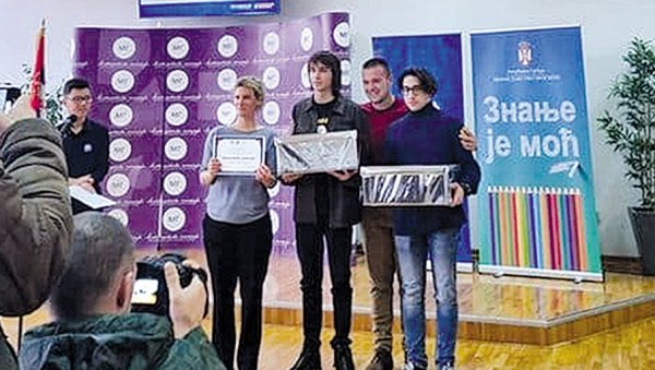 АРАПСКИ ПРЕВОДИ НА СРПСКИ: Ученици Математичке гимназије осмислили апликацију као помоћ мигрантима АРАПСКИ ПРЕВОДИ НА СРПСКИ: Ученици Математичке гимназије осмислили апликацију као помоћ мигрантима