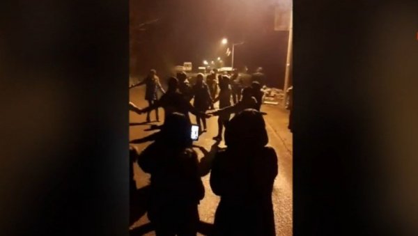 ОПЛЕЛИ КОЛО НА БАРИКАДАМА: Срби пркосе киши код Зубиног Потока (ВИДЕО) ОПЛЕЛИ КОЛО НА БАРИКАДАМА: Срби пркосе киши код Зубиног Потока (ВИДЕО)