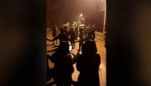 OPLELI KOLO NA BARIKADAMA: Srbi prkose kiši kod Zubinog Potoka (VIDEO) OPLELI KOLO NA BARIKADAMA: Srbi prkose kiši kod Zubinog Potoka (VIDEO)