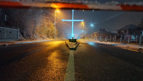 SVETLI KRST NA BARIKADI SLOBODE: Pogledajte kako se naš narod bori protiv terora Prištine i hladnoće (FOTO) SVETLI KRST NA BARIKADI SLOBODE: Pogledajte kako se naš narod bori protiv terora Prištine i hladnoće (FOTO)