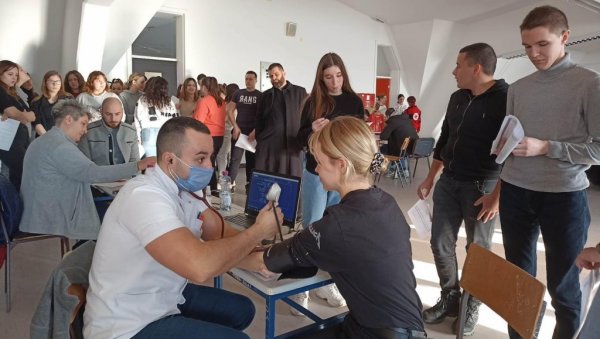 МАТУРАНТИ ДАЛИ КРВ: Акција Црвеног крста у Зрењанину, међу донорима и професори (ФОТО) МАТУРАНТИ ДАЛИ КРВ: Акција Црвеног крста у Зрењанину, међу донорима и професори (ФОТО)