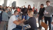 МАТУРАНТИ ДАЛИ КРВ: Акција Црвеног крста у Зрењанину, међу донорима и професори (ФОТО) МАТУРАНТИ ДАЛИ КРВ: Акција Црвеног крста у Зрењанину, међу донорима и професори (ФОТО)
