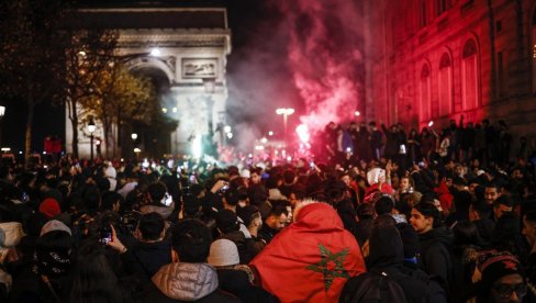 PARIZ ĆE GORETI VEČERAS: Vlasti Grada svetlosti u strahu od navijačkih nereda zatvaraju najpoznatiju ulicu na svetu