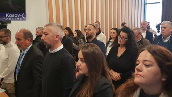 САМО ЈЕДАН СРБИН МЕЂУ ОДБОРНИЦИМА: У СО Северна Митровица положена заклетва САМО ЈЕДАН СРБИН МЕЂУ ОДБОРНИЦИМА: У СО Северна Митровица положена заклетва