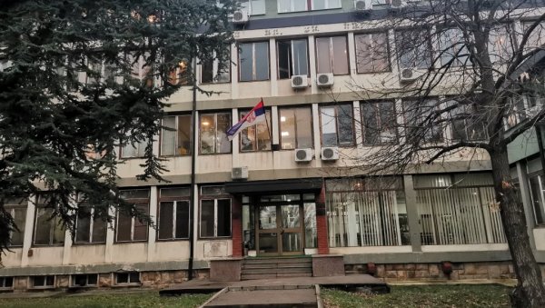 НАПАД НА ПРОФЕСОРКУ У ТРСТЕНИКУ: Тужилаштво подноси оптужни предлог против најстаријег учесника инцидента (ФОТО/ВИДЕО) НАПАД НА ПРОФЕСОРКУ У ТРСТЕНИКУ: Тужилаштво подноси оптужни предлог против најстаријег учесника инцидента (ФОТО/ВИДЕО)