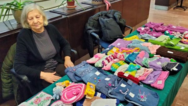 СВАКИ ДАН УЗ ВУНИЦУ И ИГЛЕ ЗА ПЛЕТЕЊЕ: Новосађанка Босиљка Граховац, ткаља у пензији, ужива у свом некадашњем занимању СВАКИ ДАН УЗ ВУНИЦУ И ИГЛЕ ЗА ПЛЕТЕЊЕ: Новосађанка Босиљка Граховац, ткаља у пензији, ужива у свом некадашњем занимању