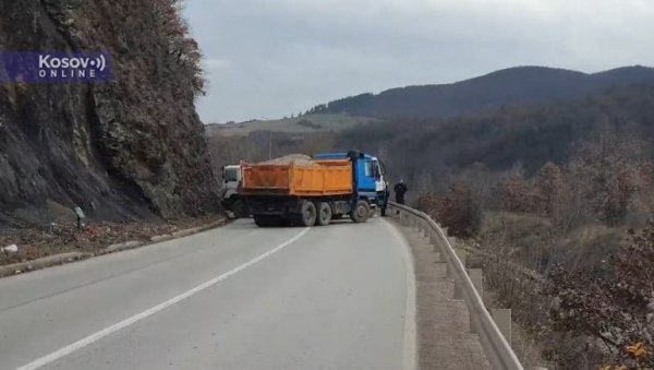НИКЛА ЈОШ ЈЕДНА БАРИКАДА, СРБИ СЕ НЕ ПРЕДАЈУ: Због вршљања Куртијевих специјалаца мештани Зупча препречили пут НИКЛА ЈОШ ЈЕДНА БАРИКАДА, СРБИ СЕ НЕ ПРЕДАЈУ: Због вршљања Куртијевих специјалаца мештани Зупча препречили пут