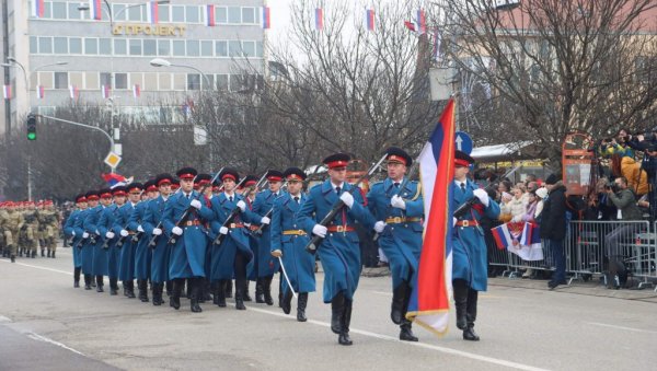 ПАРАДА ЗА ДАН СРПСКЕ У ИСТОЧНОМ САРАЈЕВУ: На иницијативу председника РС Милорада Додика свечани дефиле се 9. јануара сели из Бањалуке