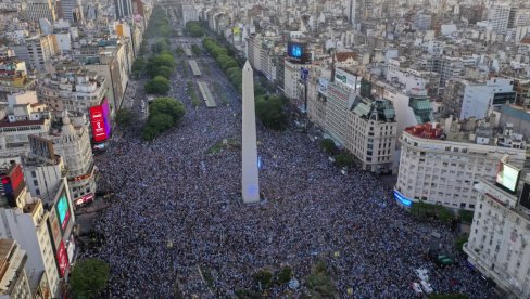 ŽURKA UZ OBELISK: Desetine hiljada Argentinaca u centru Buenos Ajresa proslavljalo pobedu nad Hrvatskom (VIDEO/FOTO)