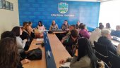 ТОПЛИ ДОМ ЗА ОСАМ ПОРОДИЦА: Потписани уговори за сеоске куће у параћинским селима (ФОТО) ТОПЛИ ДОМ ЗА ОСАМ ПОРОДИЦА: Потписани уговори за сеоске куће у параћинским селима (ФОТО)