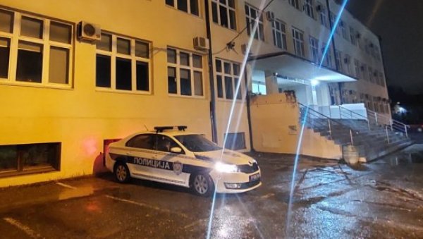 ПРВЕ ФОТОГРАФИЈЕ ИЗ ЗЕМУНА: Полиција у дворишту школе где су избодени дечаци (ФОТО) ПРВЕ ФОТОГРАФИЈЕ ИЗ ЗЕМУНА: Полиција у дворишту школе где су избодени дечаци (ФОТО)