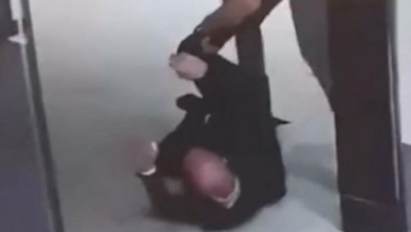 СКИНУО НАНОГВИЦУ И СТАВИО ЈЕ НА ПСА, А ОН СЕ ШЕТАО ПО ГРАДУ: Пребио сина бившег председника Југославије, сутра у тужилаштву СКИНУО НАНОГВИЦУ И СТАВИО ЈЕ НА ПСА, А ОН СЕ ШЕТАО ПО ГРАДУ: Пребио сина бившег председника Југославије, сутра у тужилаштву