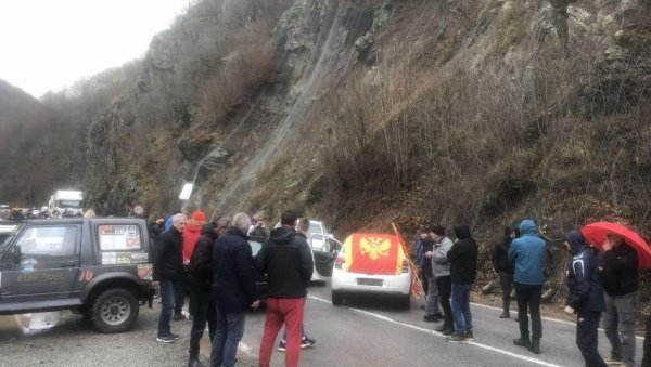 ХАОС У ЦРНОЈ ГОРИ: Патриоте блокирале магистралу Мојковац-Колашин ХАОС У ЦРНОЈ ГОРИ: Патриоте блокирале магистралу Мојковац-Колашин