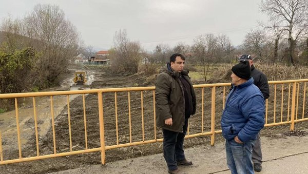 САНИРАЈУ КРИТИЧНЕ ТАЧКЕ: Поправљен мост у Сиљевици, оштећен у одронима (ФОТО) САНИРАЈУ КРИТИЧНЕ ТАЧКЕ: Поправљен мост у Сиљевици, оштећен у одронима (ФОТО)