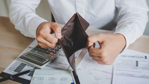 ĐETIĆI DO GUŠE U KREDITIMA: Na kraju marta stanovništvo je bankama dugovalo 1,78 milijardi ĐETIĆI DO GUŠE U KREDITIMA: Na kraju marta stanovništvo je bankama dugovalo 1,78 milijardi