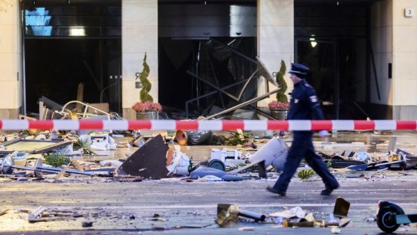 АПОКАЛИПТИЧНЕ СЛИКЕ ИЗ БЕРЛИНА: Експлодирао џиновски акваријум - тротоари затрпани крхотинама стакла, вода се слива низ улицу (ФОТО) АПОКАЛИПТИЧНЕ СЛИКЕ ИЗ БЕРЛИНА: Експлодирао џиновски акваријум - тротоари затрпани крхотинама стакла, вода се слива низ улицу (ФОТО)